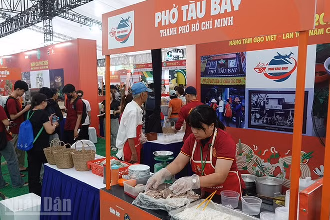 Nhiều thương hiệu phở nổi tiếng có mặt tại Ngày của Phở 2025.(Ảnh: LINH BẢO).