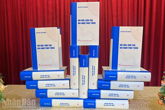 Bìa cuốn sách “Đổi mới, kiến tạo, hội nhập, phát triển” của đồng chí Nguyễn Tấn Dũng, nguyên Ủy viên Bộ Chính trị, nguyên Thủ tướng Chính phủ. (Ảnh: LINH BẢO)