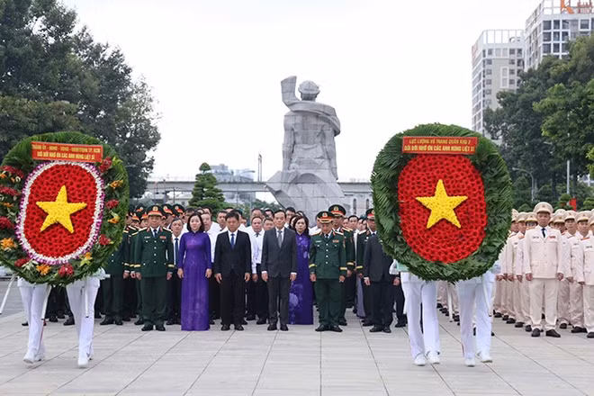Đoàn đại biểu dâng hoa, dâng hương tại Nghĩa trang Liệt sĩ thành phố. (Ảnh: Hoàng Triều)
