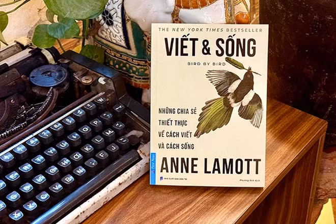 Bìa tác phẩm "Viết và Sống" (Ảnh: First News).