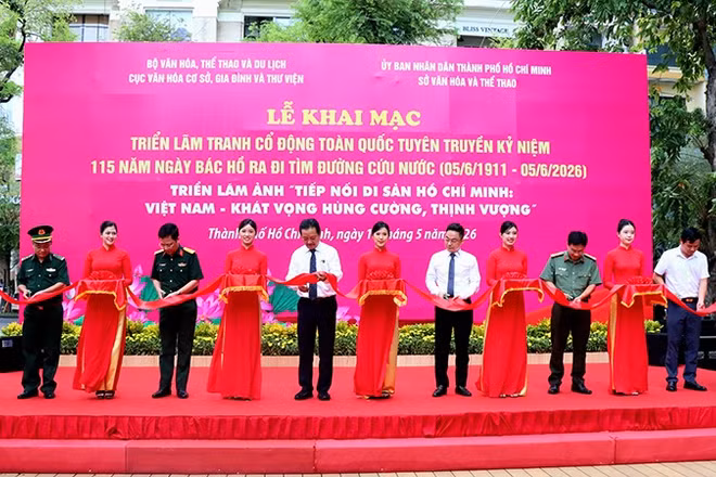 Các đại biểu thực hiện nghi thức cắt băng khai mạc triển lãm. (Ảnh: Ban tổ chức)