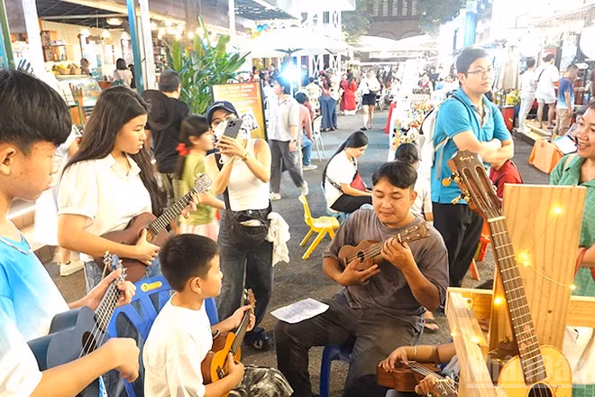 Đông đảo du khách tham dự Ngày hội sách và văn hóa đêm tháng 1/2026. (Ảnh: Linh Bảo)