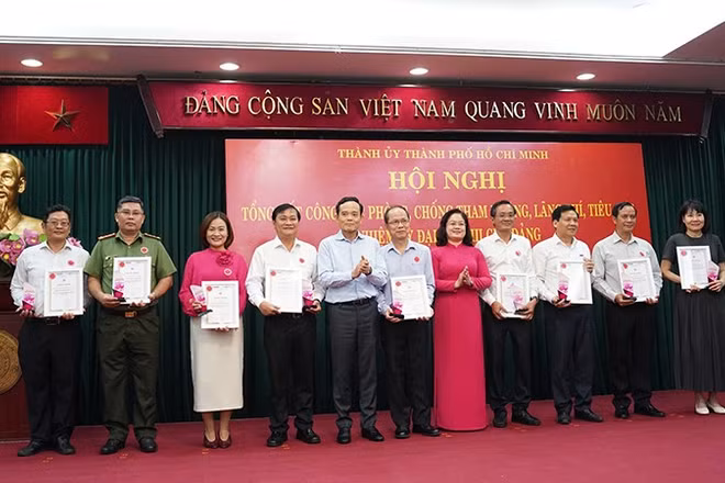 Các tập thể đoạt giải Báo chí về công tác phòng, chống tham nhũng, lãng phí, tiêu cực Thành phố Hồ Chí Minh năm 2024-2025. (Ảnh: TẤN ĐẠT)