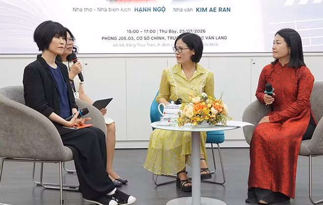 Hai khách mời trong buổi tọa đàm. (Ảnh: Ban tổ chức)
