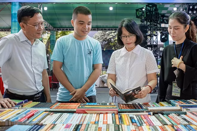 Bà Trần Thị Diệu Thúy, Phó Chủ tịch Ủy ban nhân dân Thành phố Hồ Chí Minh kiểm tra các gian hàng sách. (Ảnh: Ban tổ chức).