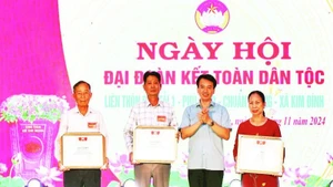 Chủ tịch Ủy ban Mặt trận Tổ quốc tỉnh Hải Dương trao Bằng khen tặng các khu dân cư xã Kim Đính.