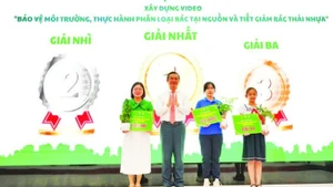 Thứ trưởng Giáo dục và Đào tạo Nguyễn Văn Phúc trao giải Cuộc thi xây dựng Video bảo vệ môi trường. (Ảnh THU HÀ)