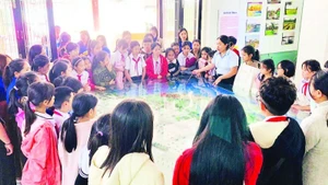 Học sinh Trường tiểu học Tiểu La về nguồn tại Khu căn cứ cách mạng K20.