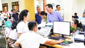 Ứng dụng công nghệ thông tin giải quyết thủ tục hành chính tại Trung tâm Phục vụ hành chính công phường Buôn Ma Thuột.