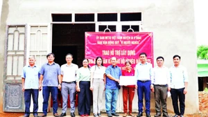 Đại diện lãnh đạo địa phương trao nhà, tặng các hộ gia đình nghèo, gặp khó khăn trong cuộc sống.