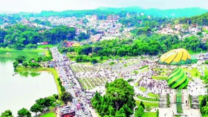 Quảng trường Lâm Viên, phường Xuân Hương-Đà Lạt mùa du lịch.