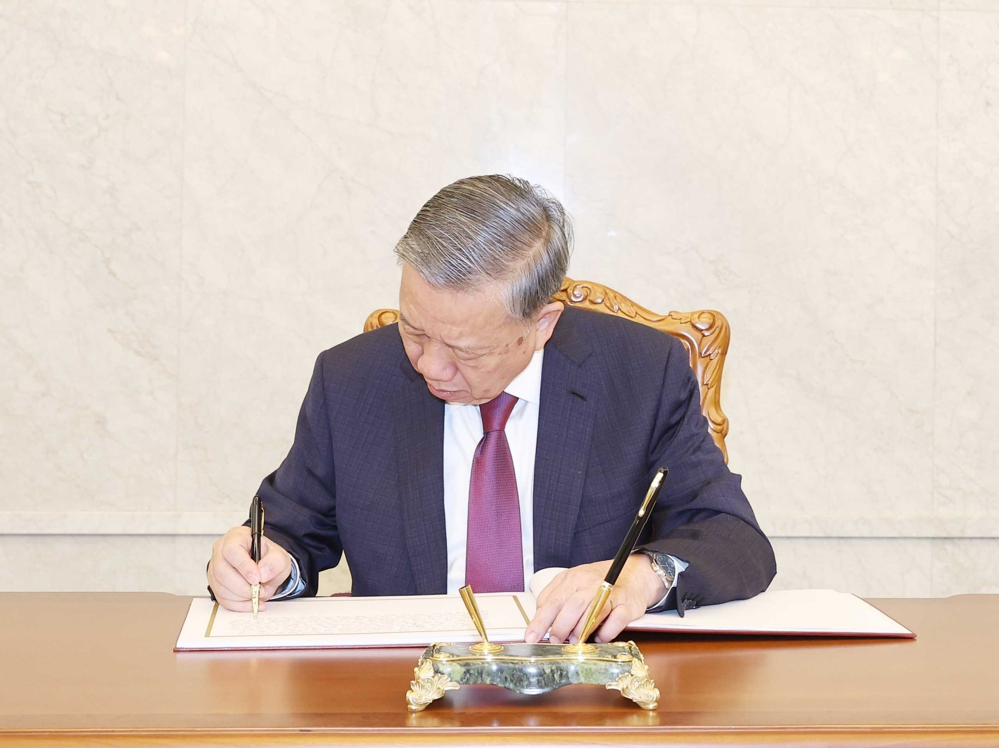 vna-potal-tong-bi-thu-to-lam-dat-hoa-tuong-nho-chu-tich-kim-nhat-thanh-tong-bi-thu-kim-jong-il-8330047.jpg