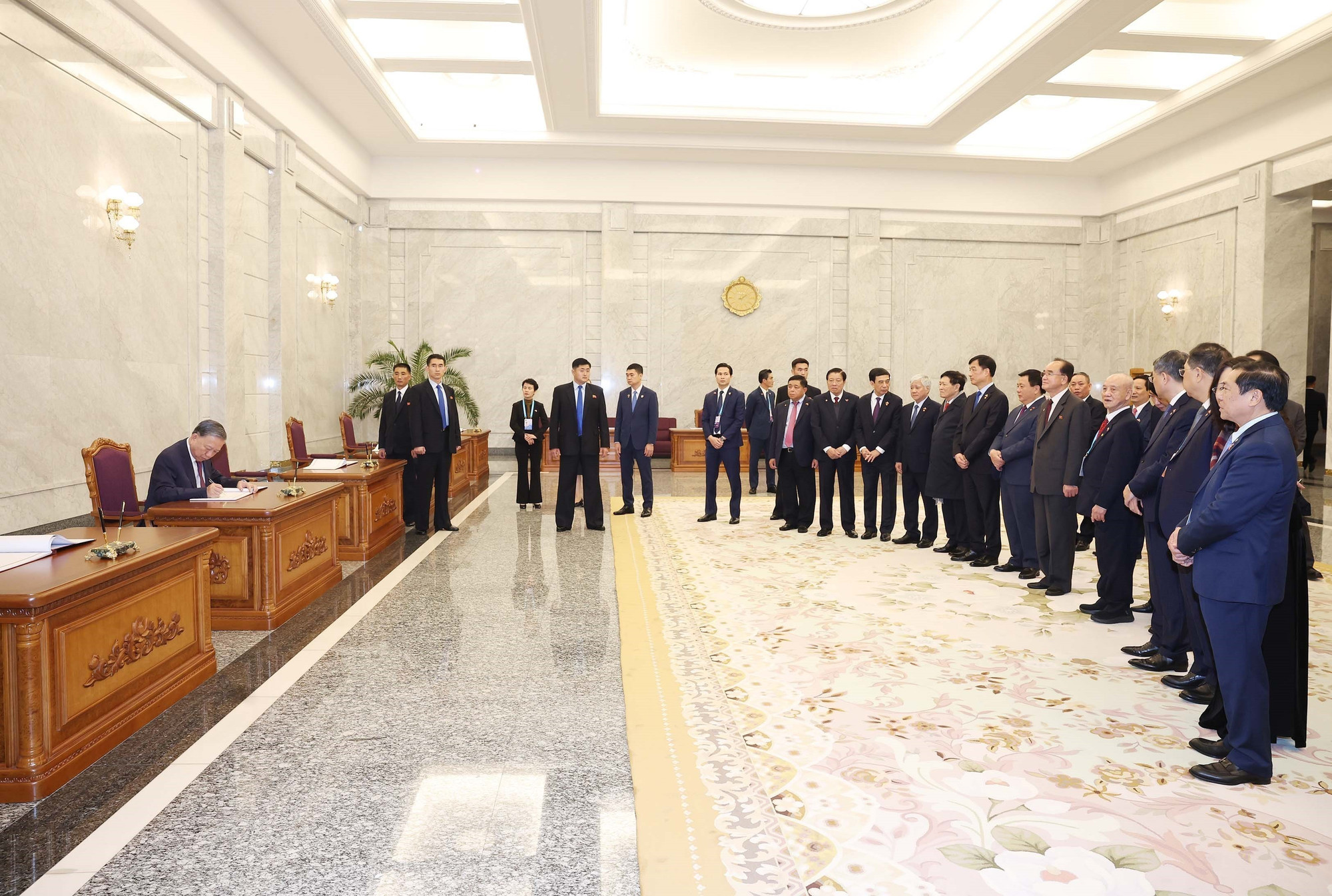 vna-potal-tong-bi-thu-to-lam-dat-hoa-tuong-nho-chu-tich-kim-nhat-thanh-tong-bi-thu-kim-jong-il-8330045.jpg