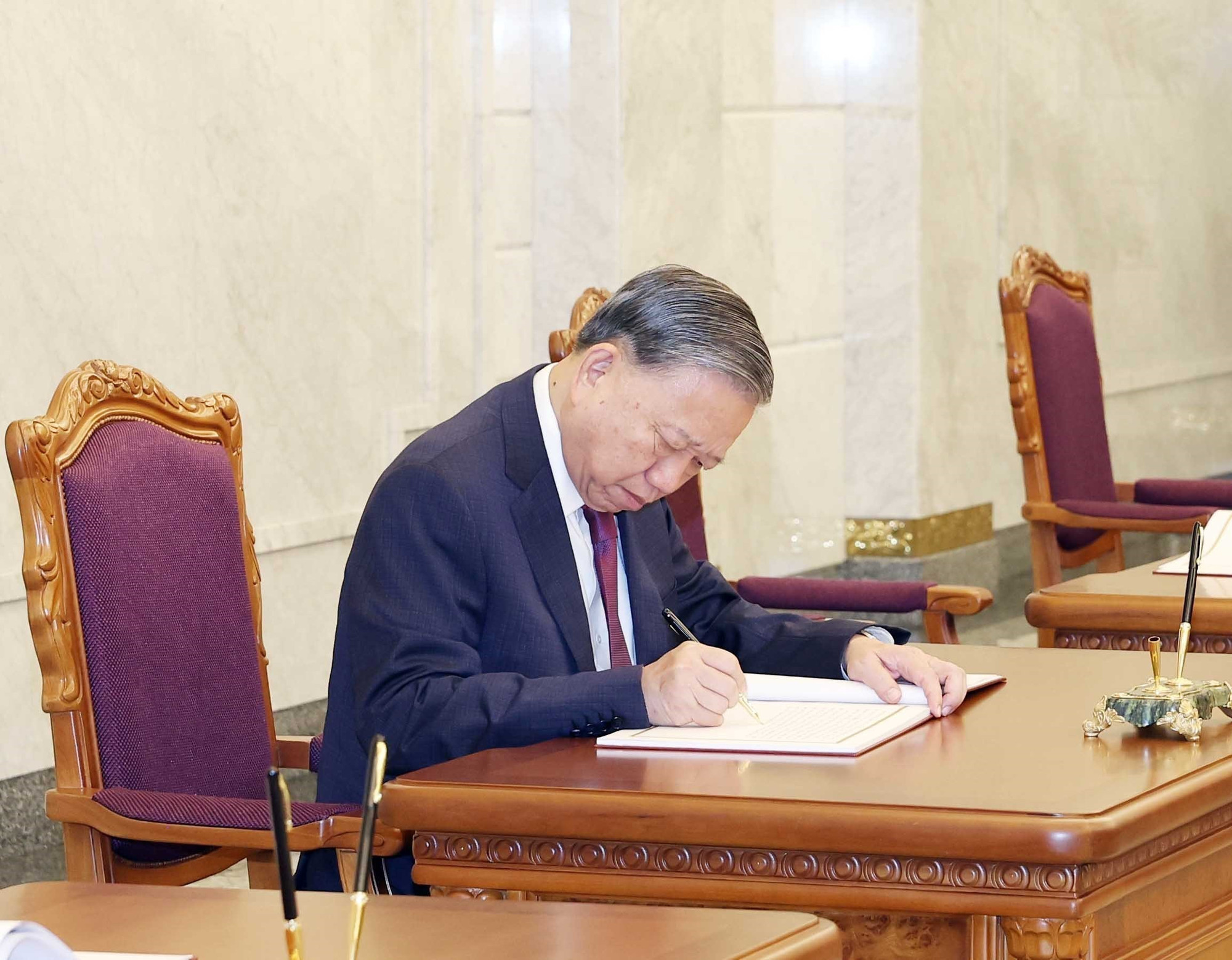 vna-potal-tong-bi-thu-to-lam-dat-hoa-tuong-nho-chu-tich-kim-nhat-thanh-tong-bi-thu-kim-jong-il-8330046.jpg