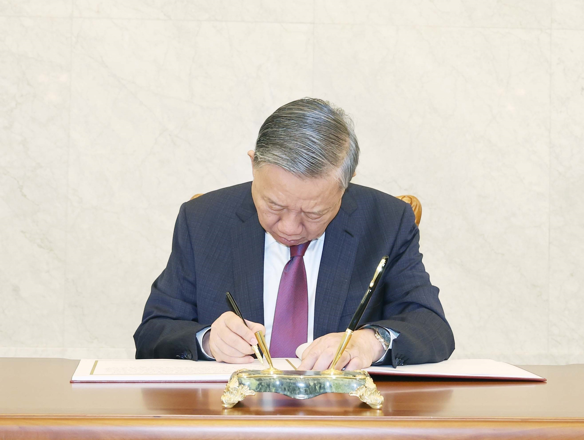 vna-potal-tong-bi-thu-to-lam-dat-hoa-tuong-nho-chu-tich-kim-nhat-thanh-tong-bi-thu-kim-jong-il-8330049.jpg
