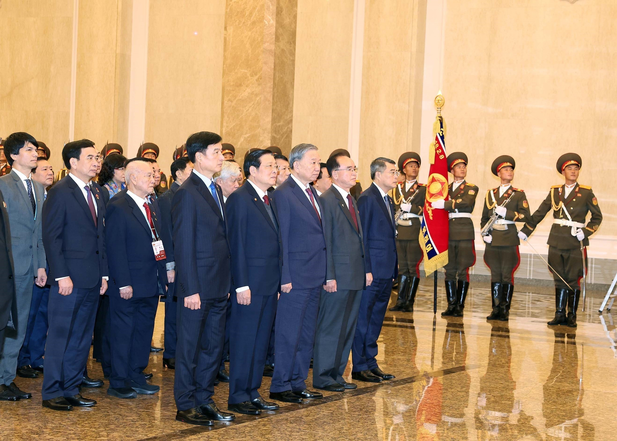 vna-potal-tong-bi-thu-to-lam-dat-hoa-tuong-nho-chu-tich-kim-nhat-thanh-tong-bi-thu-kim-jong-il-8330043.jpg