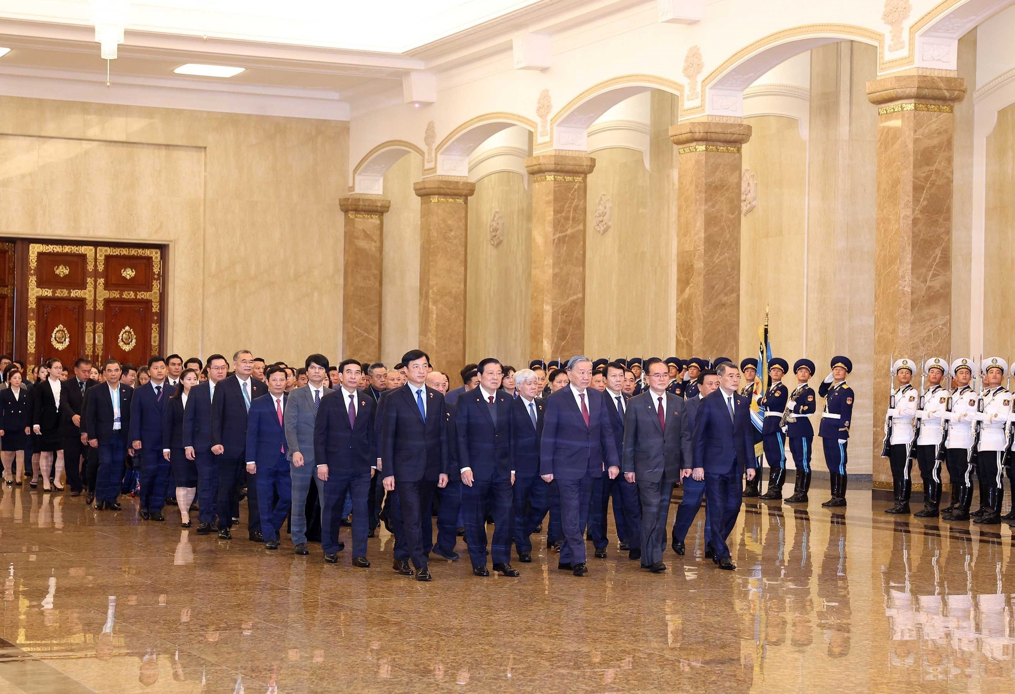 vna-potal-tong-bi-thu-to-lam-dat-hoa-tuong-nho-chu-tich-kim-nhat-thanh-tong-bi-thu-kim-jong-il-8330039.jpg