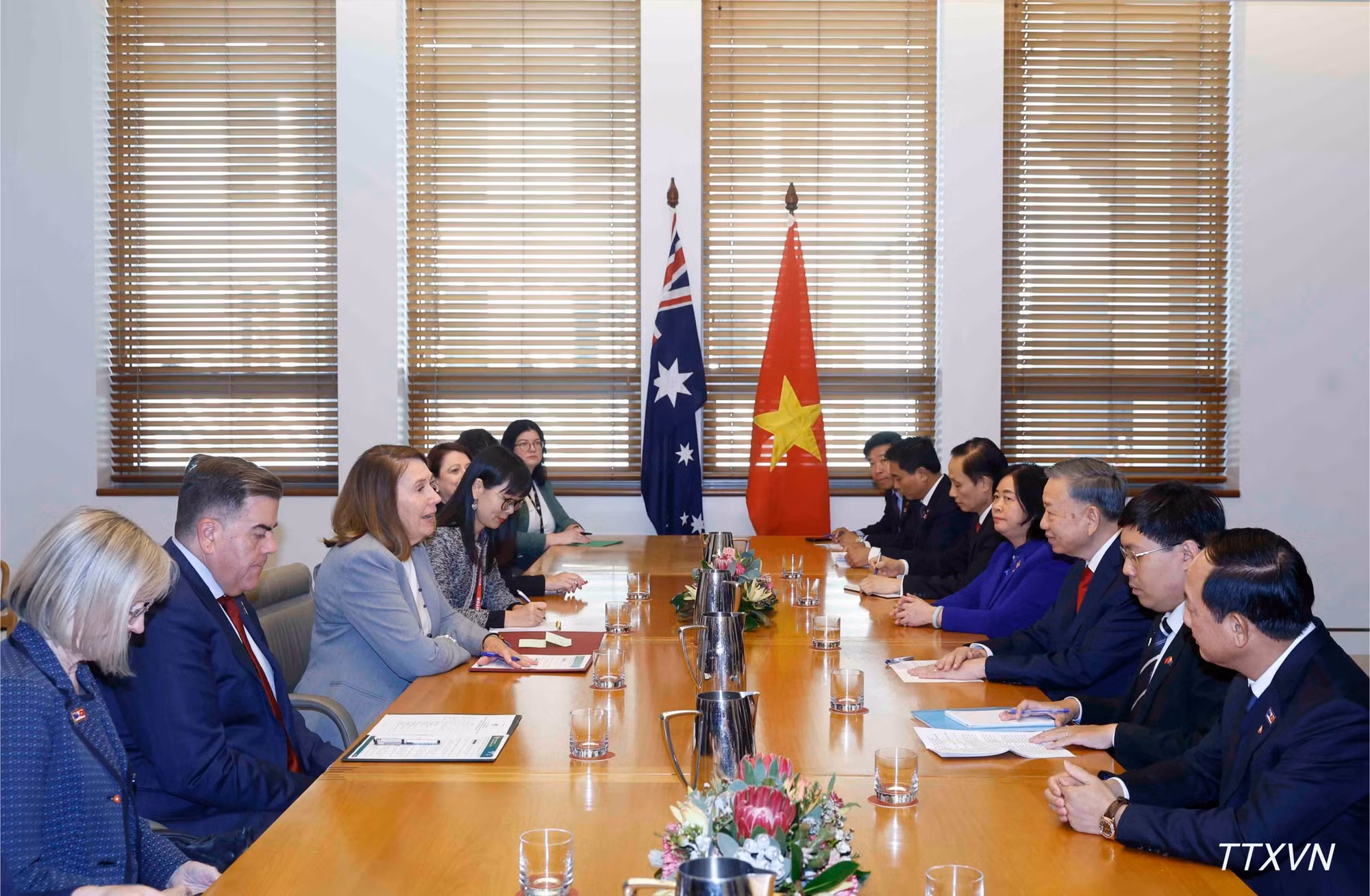 vna-potal-tong-bi-thu-chu-tich-nuoc-hoi-kien-hai-chu-tich-thuong-vien-va-ha-vien-australia-8946613-3198.jpg