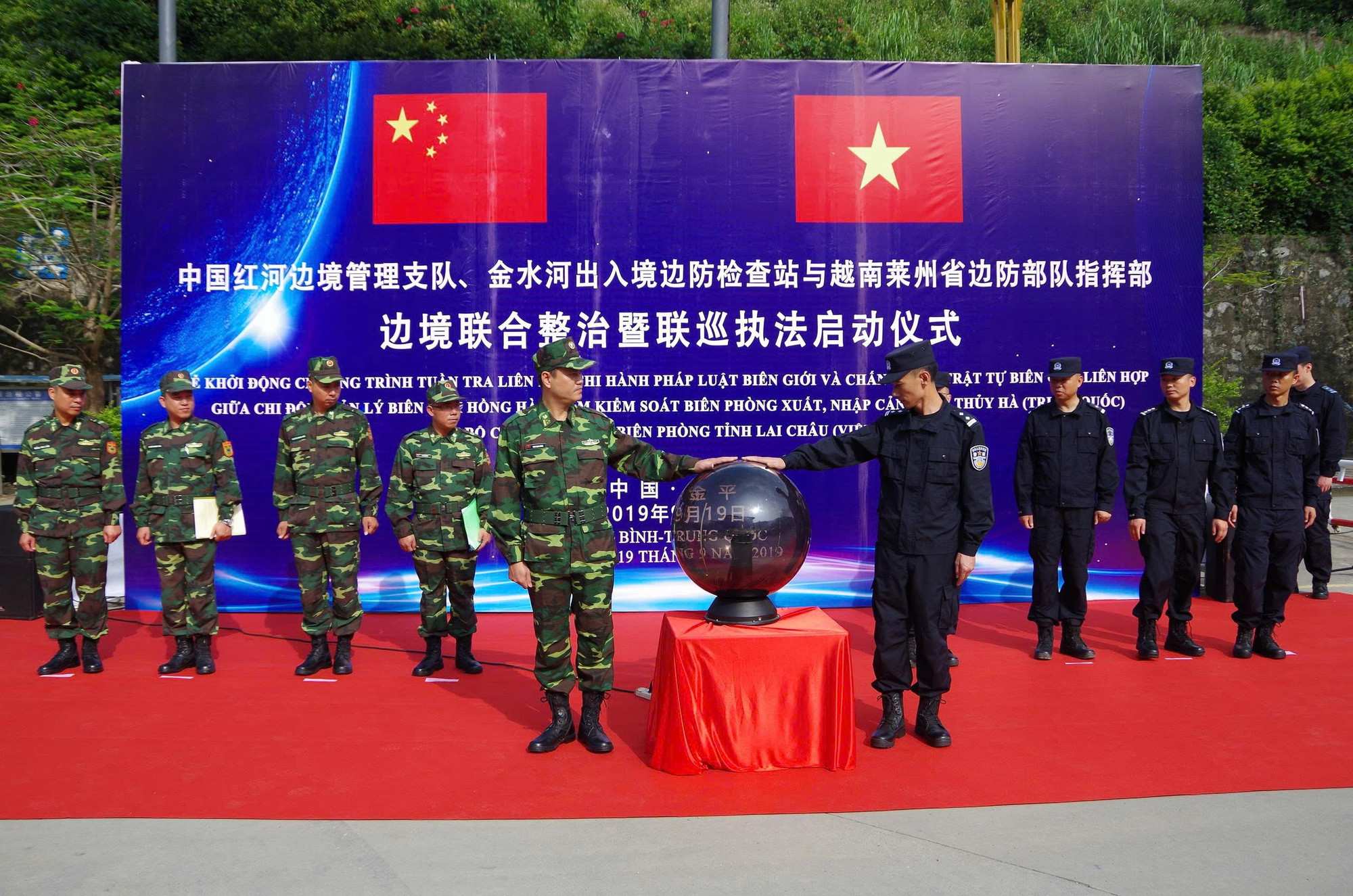 Tuần tra liên hợp giữa Bộ đội Biên phòng tỉnh Lai Châu (Việt Nam) và Chi đội quản lý biên giới Châu Hồng Hà; Trạm kiểm soát xuất nhập cảnh Kim Thủy Hà (Trung Quốc). z6881634492711-7589856161ba523cc1a7cfe000b556bf.jpg