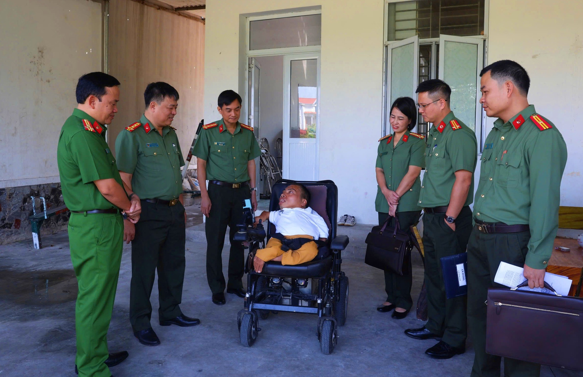 Thành viên tổ thẩm định của Bộ Công an và Công an tỉnh thăm, khảo sát mô hình “Tiếng kẻng an ninh” của Tổ dân phố Đức Liễn. 2.jpg