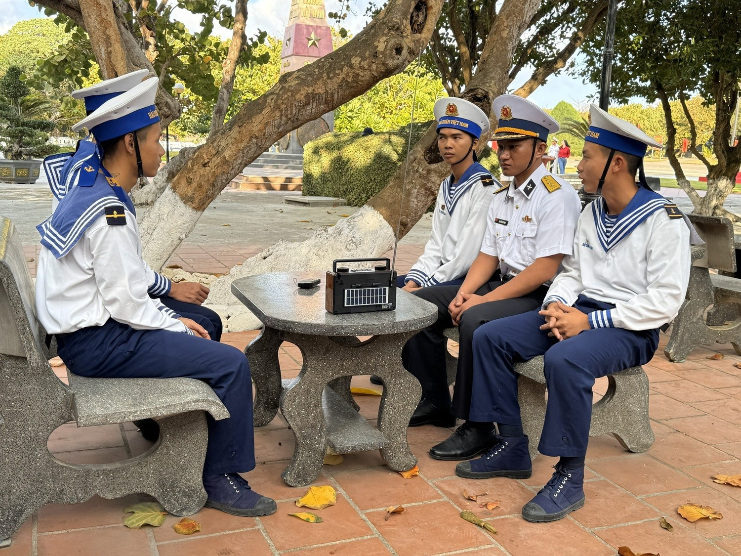 Bộ đội Trường Sa theo dõi tin tức, thông tin thời sự về Đại hội Đảng qua các kênh thông tin đa dạng như phát thanh, truyền hình, báo chí, các phương tiện thông tin đại chúng...