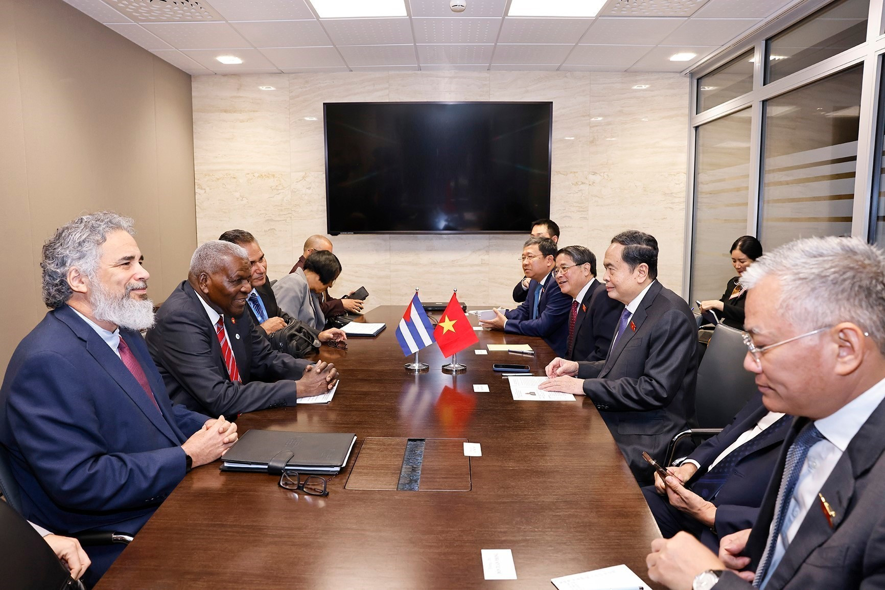 Chủ tịch Quốc hội Trần Thanh Mẫn gặp Chủ tịch Quốc hội Cuba Esteban Lazo Hernandez. (Ảnh: TTXVN) vna-potal-chu-tich-quoc-hoi-tran-thanh-man-gap-chu-tich-quoc-hoi-cuba-8180477.jpg