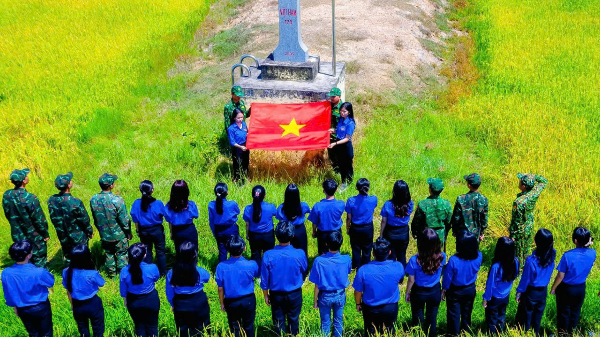Bộ đội Biên phòng Tây Ninh tổ chức cho đoàn viên, thanh niên của tỉnh tham quan và chào cờ bên cột mốc biên giới. tieu-de-o-day-5.png