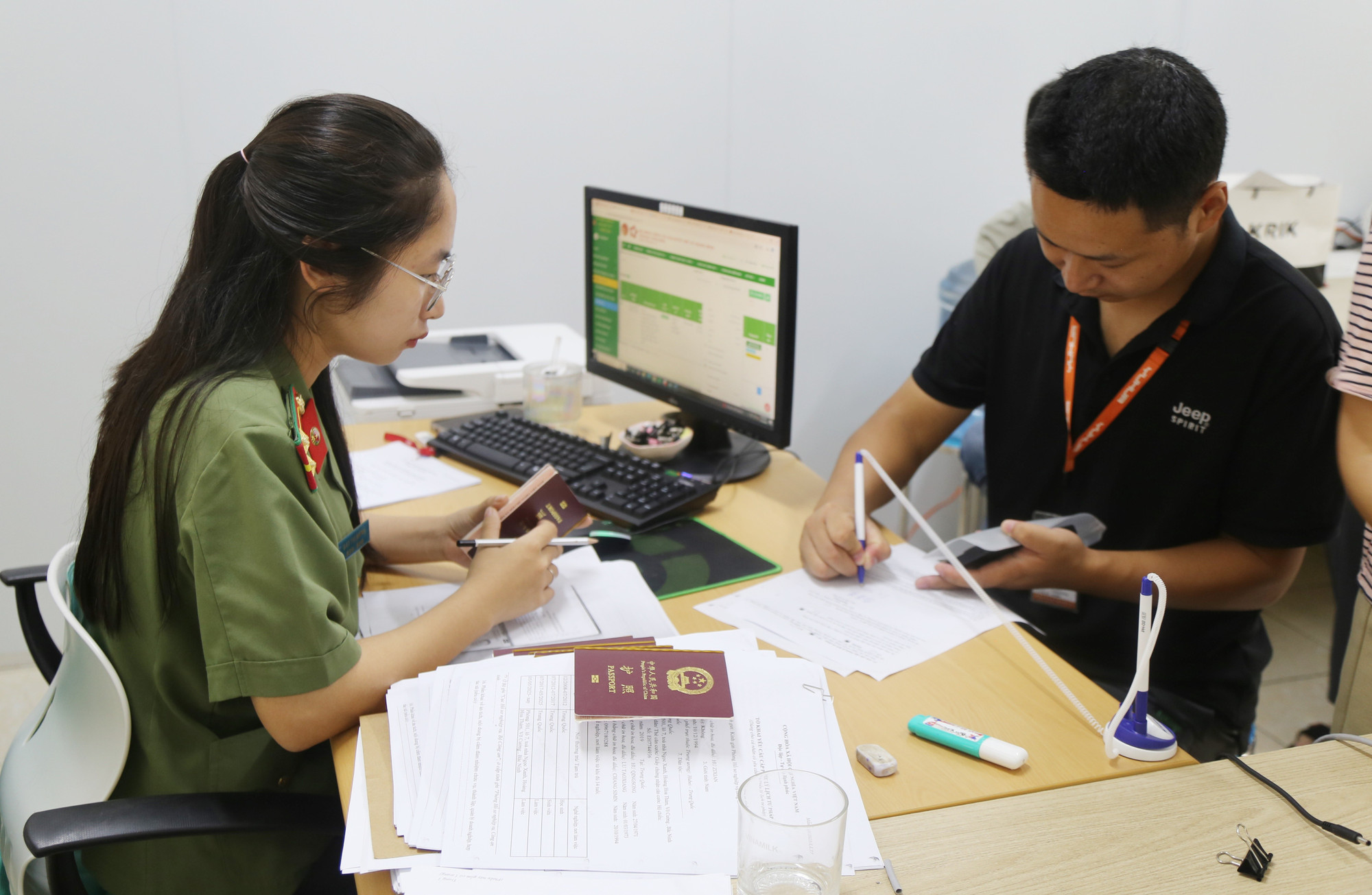 Cán bộ Phòng Hồ sơ-nghiệp vụ hướng dẫn cấp phiếu lý lịch tư pháp cho người dân bảo đảm nhanh hơn, tốt hơn. ca4.jpg
