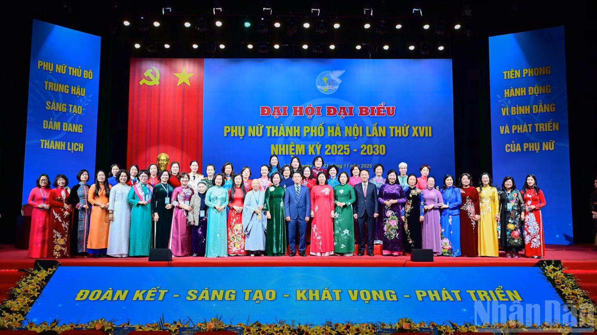 Lãnh đạo Hội Liên hiệp Phụ nữ Việt Nam, thành phố Hà Nội chụp ảnh lưu niệm với các đại biểu tham dự Đại hội.