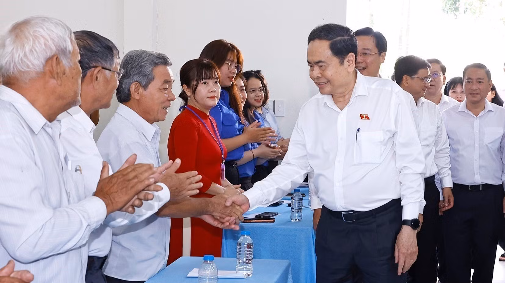 Chủ tịch Quốc hội Trần Thanh Mẫn với cử tri xã An Nhơn Tây. (Ảnh: TTXVN)