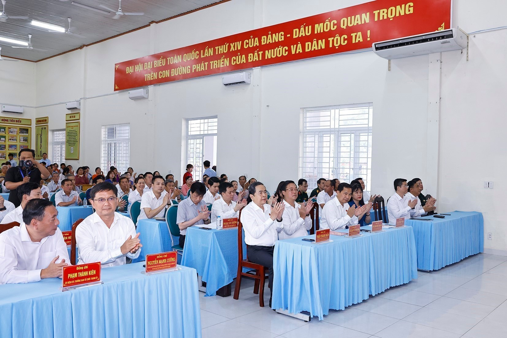 vna-potal-chu-tich-quoc-hoi-tran-thanh-man-tiep-xuc-cu-tri-tai-xa-an-nhon-tay-ho-chi-minh-8617205.jpg
