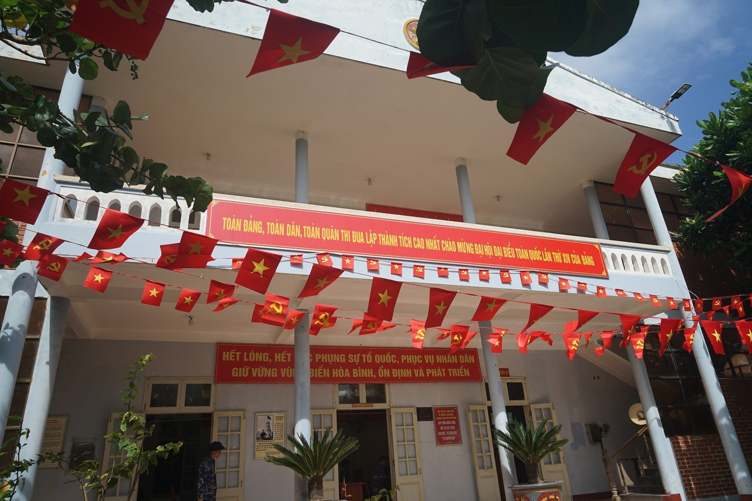 Cờ Đảng, cờ Tổ quốc cùng các băng-rôn, khẩu hiệu… được trang hoàng ở nhiều địa điểm trên các đảo.