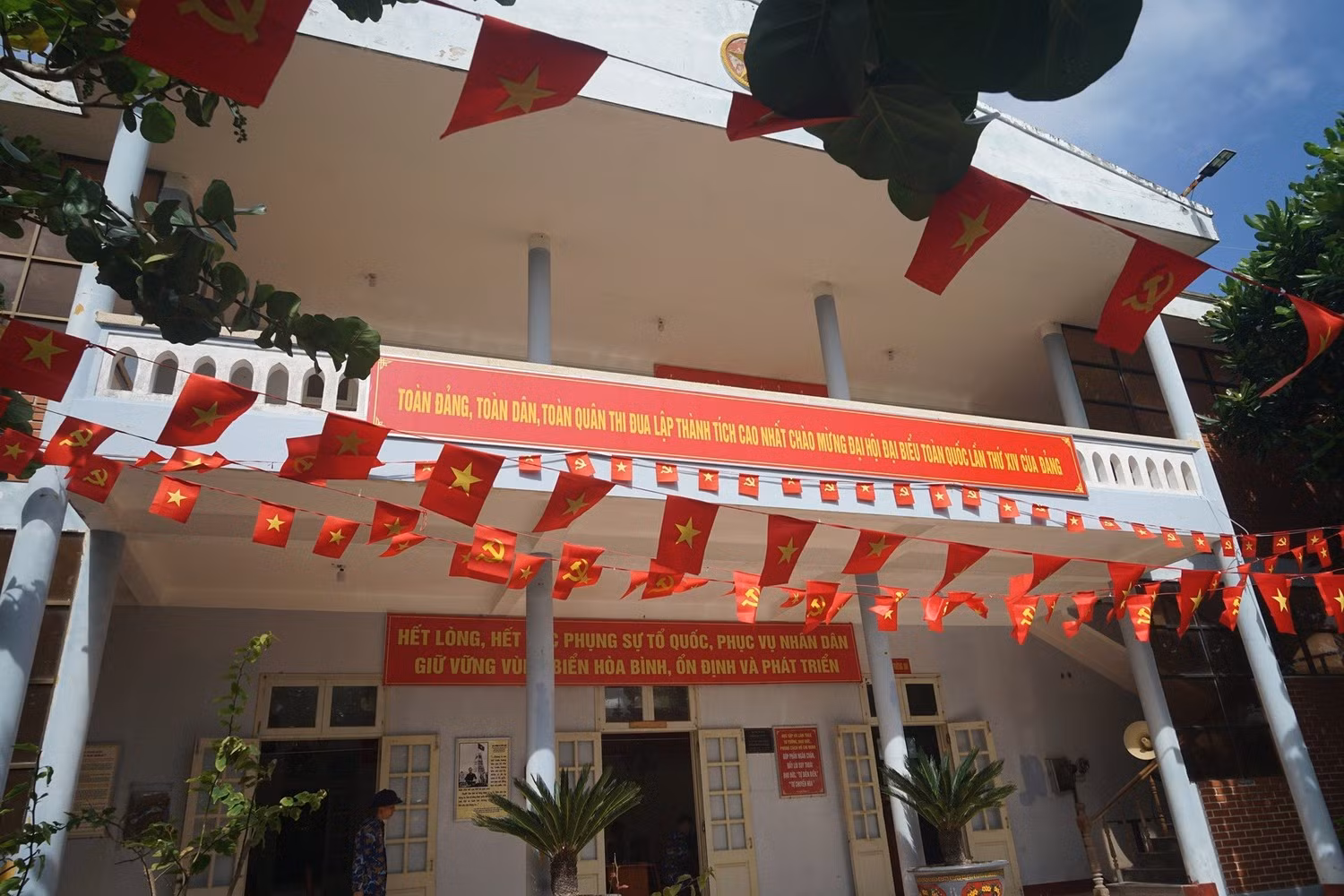 Cờ Đảng, cờ Tổ quốc cùng các băng-rôn, khẩu hiệu… được trang hoàng ở nhiều địa điểm trên các đảo.