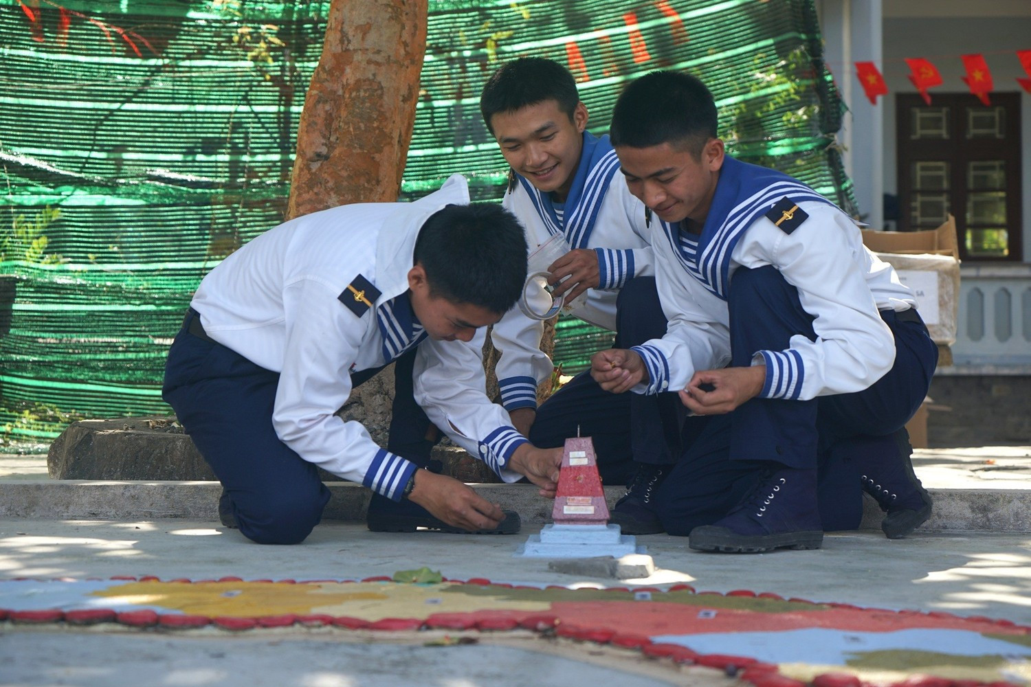 Các chiến sĩ trẻ sáng tạo với mô hình chào mừng Đại hội Đảng toàn quốc lần thứ XIV với bản đồ Việt Nam và mốc chủ quyền trên 2 quần đảo Hoàng Sa và Trường Sa.