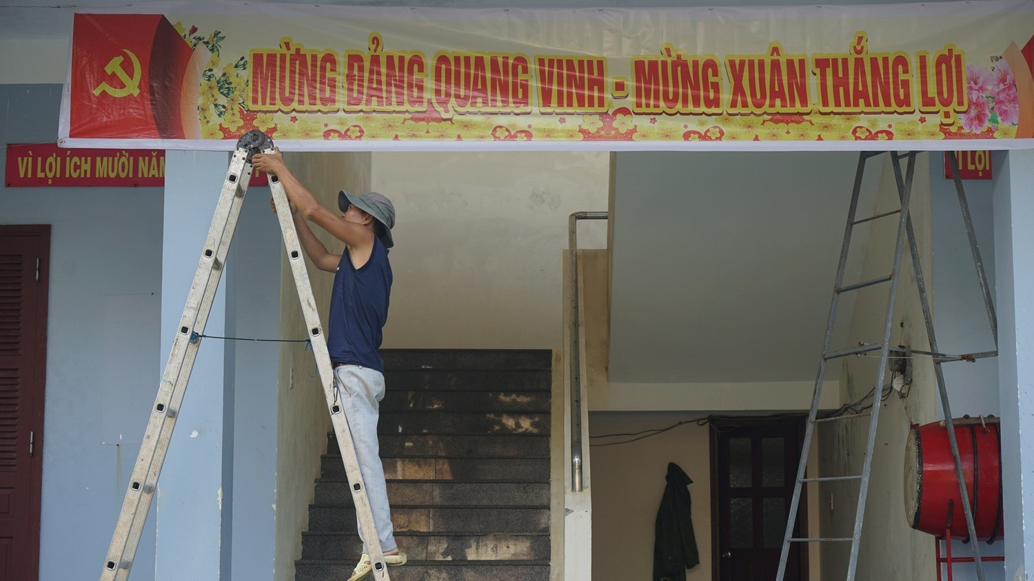 Trường học trên đảo Song Tử Tây được trang hoàng với băng-rôn mừng Đảng, mừng xuân năm mới 2026.