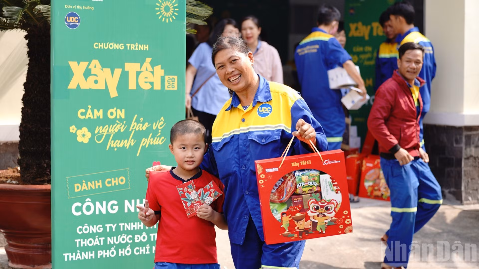 Chương trình “Xây Tết 2026”, trao quà cho công nhân thoát nước đô thị Thành phố.