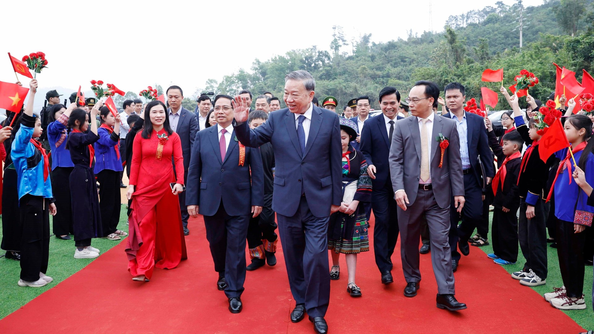 Tổng Bí thư Tô Lâm và Thủ tướng Phạm Minh Chính dự Lễ khởi công, động thổ đồng loạt các trường nội trú liên cấp biên giới tại xã Đồng Đăng, tỉnh Lạng Sơn. (Ảnh: Thống Nhất – TTXVN) 