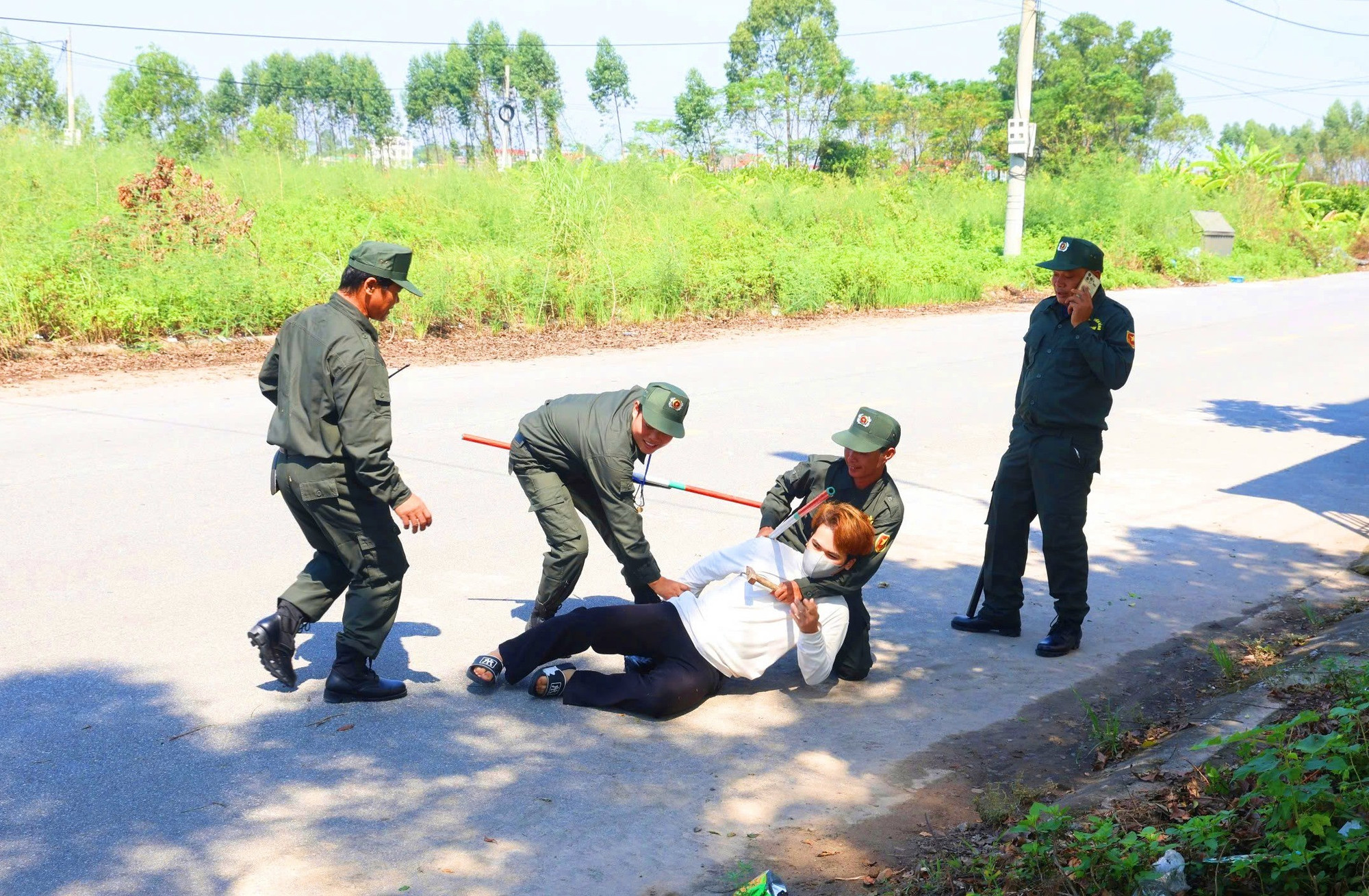 Thành viên mô hình “Tiếng kẻng an ninh” của Tổ dân phố Đức Liễn thực tập tình huống bắt giữ đối tượng trộm cắp tài sản. 1.jpg