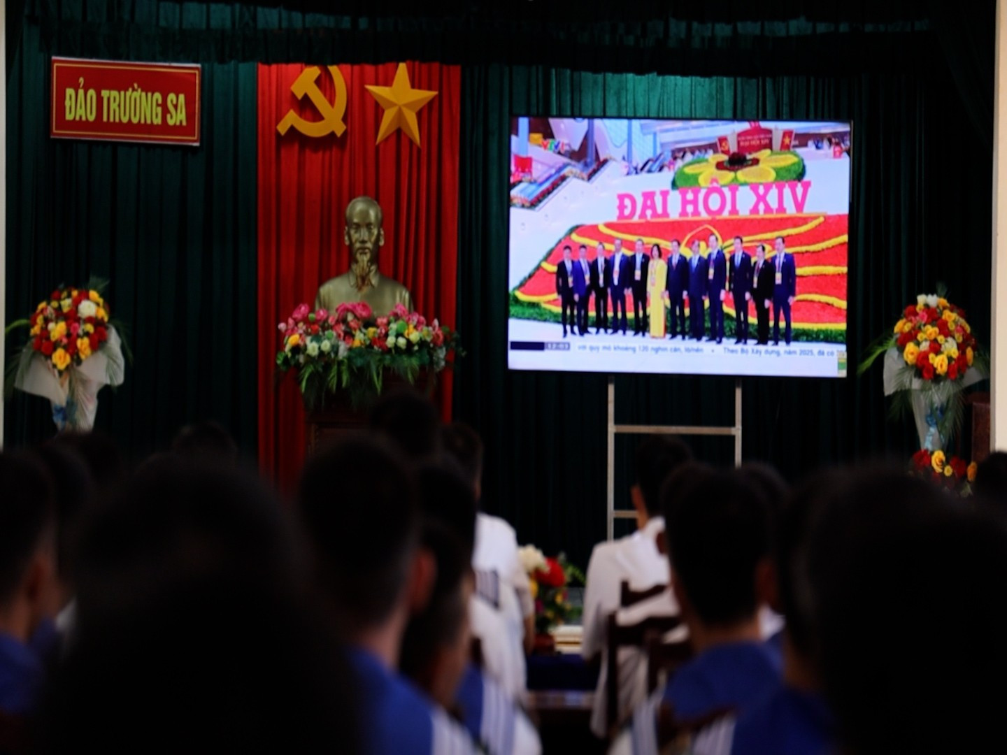 Cán bộ, chiến sĩ đảo Trường Sa theo dõi thông tin về Đại hội Đảng toàn quốc lần thứ XIV.