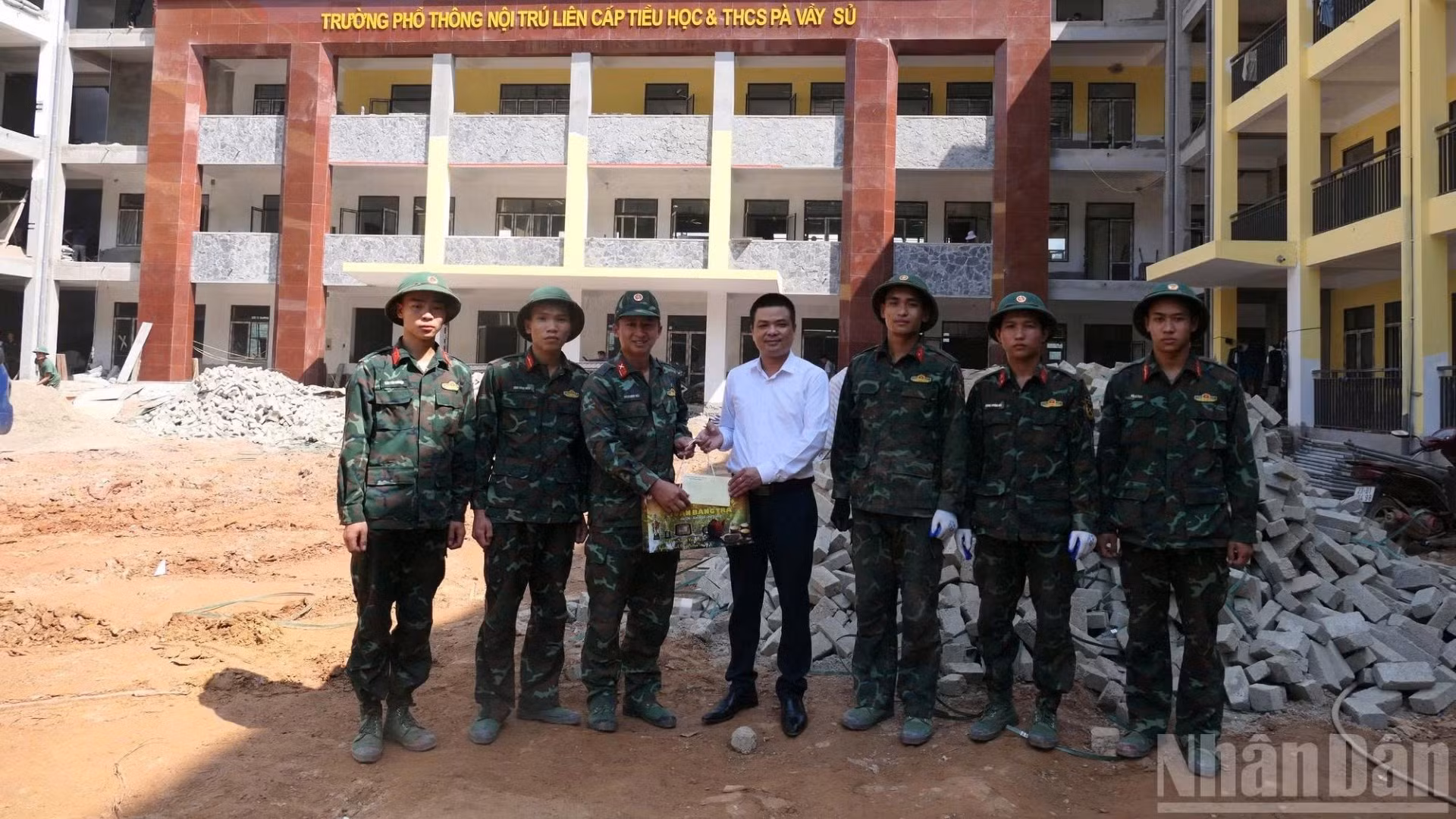 Đồng chí Dương Việt Hùng, Chủ tịch Ủy ban nhân dân xã Pà Vầy Sủ tặng quà, động viên lực lượng quân đội hỗ trợ xây trường biên giới Pà Vầy Sủ.