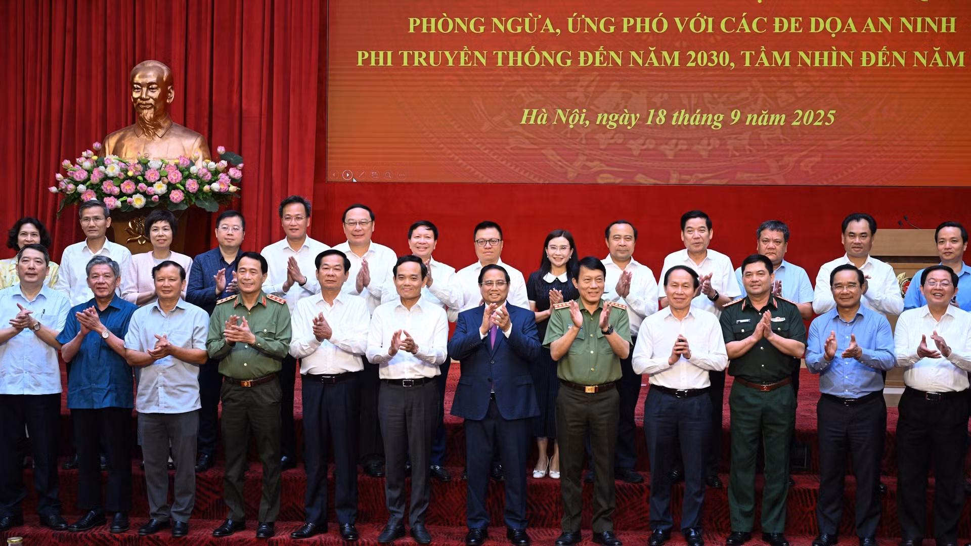 Thủ tướng Phạm Minh Chính và các đại biểu dự Hội nghị toàn quốc triển khai Nghị quyết số 147 của Chính phủ.