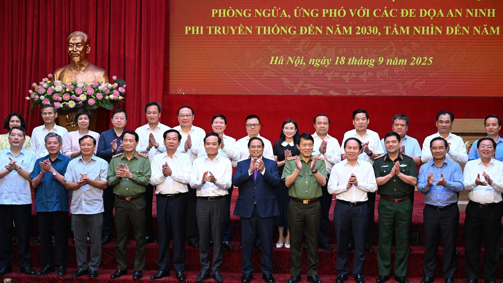 Thủ tướng Phạm Minh Chính và các đại biểu dự Hội nghị toàn quốc triển khai Nghị quyết số 147 của Chính phủ.