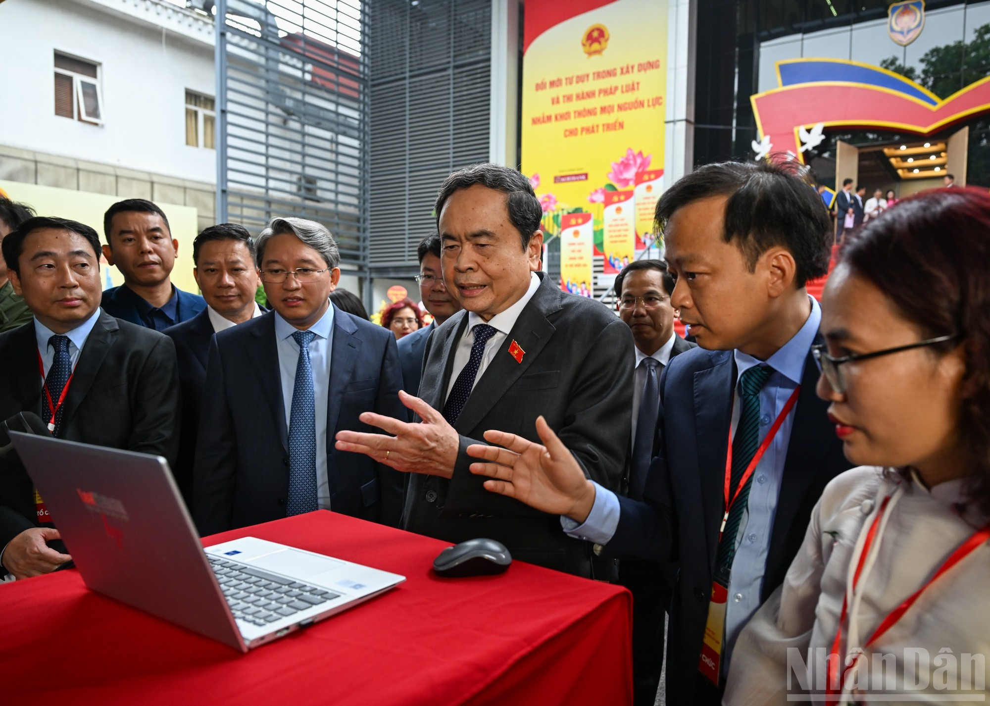 Chủ tịch Quốc hội Trần Thanh Mẫn nghe giới thiệu nền tảng Trợ lý pháp lý AI. (Ảnh: DUY LINH) image-7.jpg