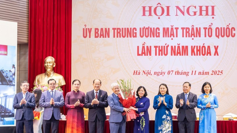 Thường trực, nguyên Thường trực Ủy ban Trung ương Mặt trận Tổ quốc Việt Nam tặng hoa chúc mừng đồng chí Bùi Thị Minh Hoài tại Hội nghị. image-8-5328.jpg