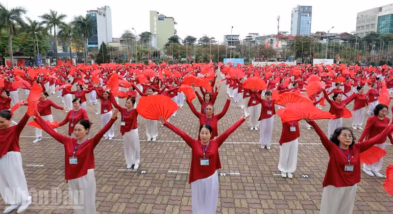 bai-mua-quat-duong-sinh-tren-nen-nhac-viet-nam-tren-duong-chung-ta-di.jpg