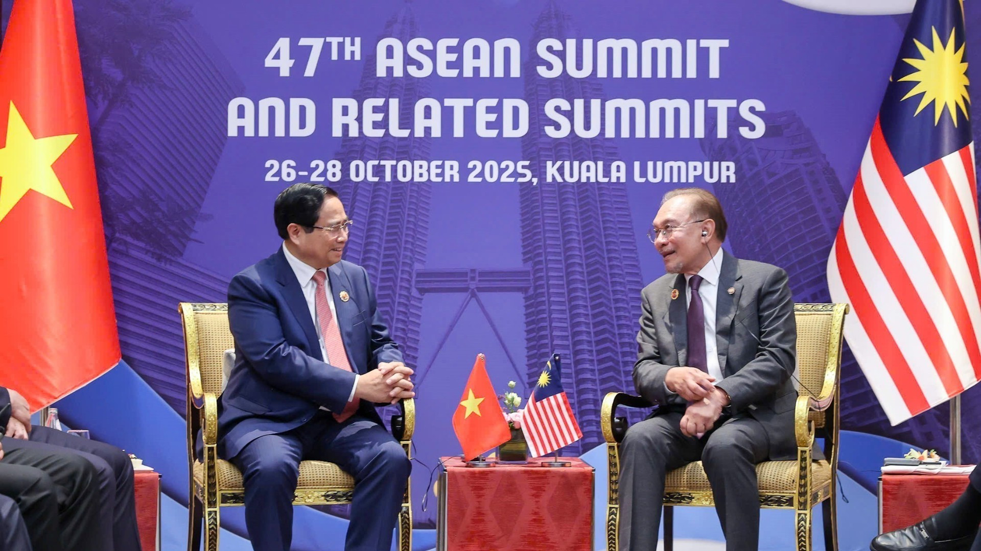 Thủ tướng Phạm Minh Chính gặp Thủ tướng Malaysia Anwar Ibrahim, Chủ tịch ASEAN 2025. (Ảnh: DƯƠNG GIANG-TTXVN)