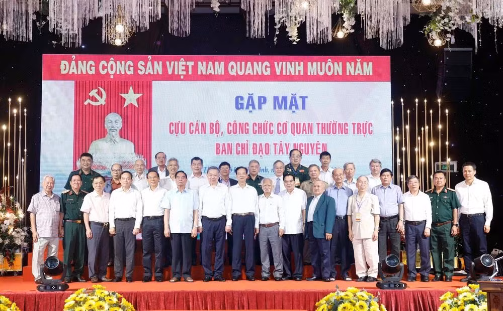 vna-potal-tong-bi-thu-chu-tich-nuoc-gap-mat-cuu-can-bo-cong-chuc-ban-chi-dao-tay-nguyen-8894659.jpg