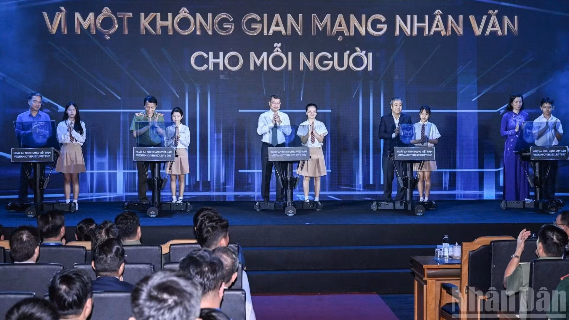 Thủ tướng Lê Minh Hưng và các đại biểu thực hiện nghi thức phát động hưởng ứng Ngày An ninh mạng Việt Nam.