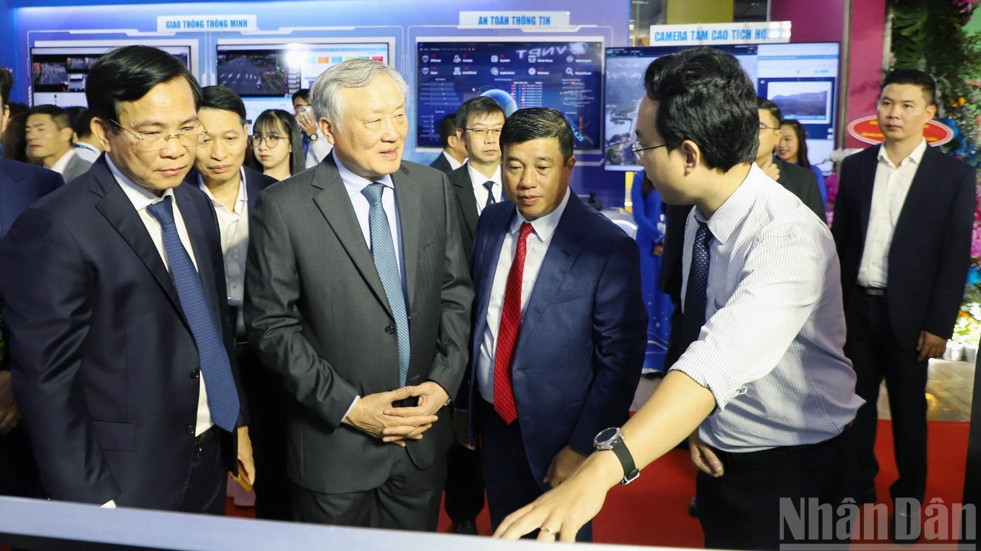 Ủy viên Bộ Chính trị, Phó Thủ tướng Thường trực Chính phủ Nguyễn Hòa Bình và lãnh đạo tỉnh Lâm Đồng tại "không gian số" của VNPT trong khuôn khổ chương trình xúc tiến đầu tư tỉnh Lâm Đồng năm 2025. 