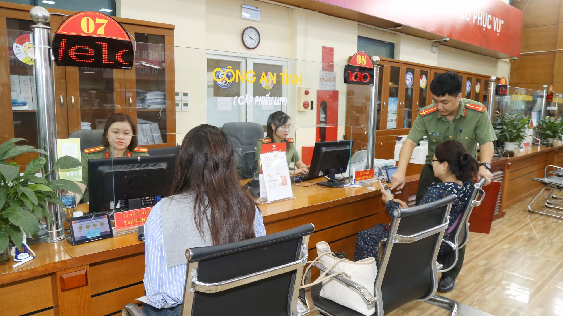 Cán bộ Phòng Hồ sơ-nghiệp vụ hướng dẫn cấp phiếu lý lịch tư pháp cho người dân tại Trung tâm Phục vụ hành chính công tỉnh Bắc Ninh.